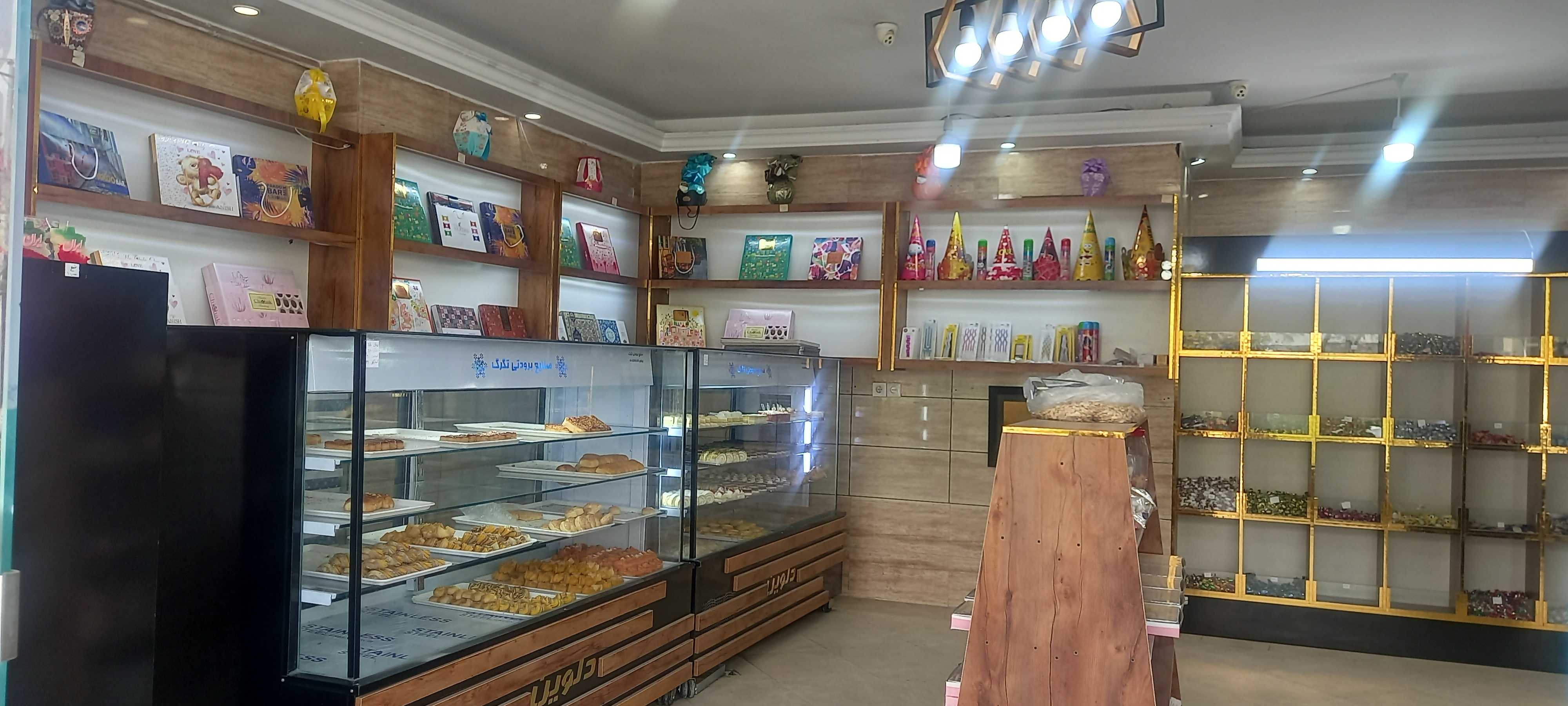 کیک و شیرینی دلوین